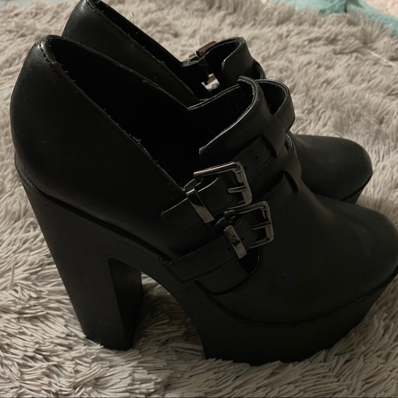 ❌SOLD❌ Platform Heels with Buckle 🖤 - Picture 3 of 5